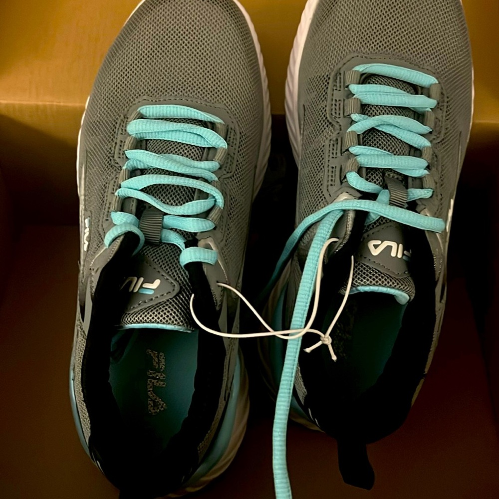New FILA women’s shoes US 7.5 size never use in the box tagged